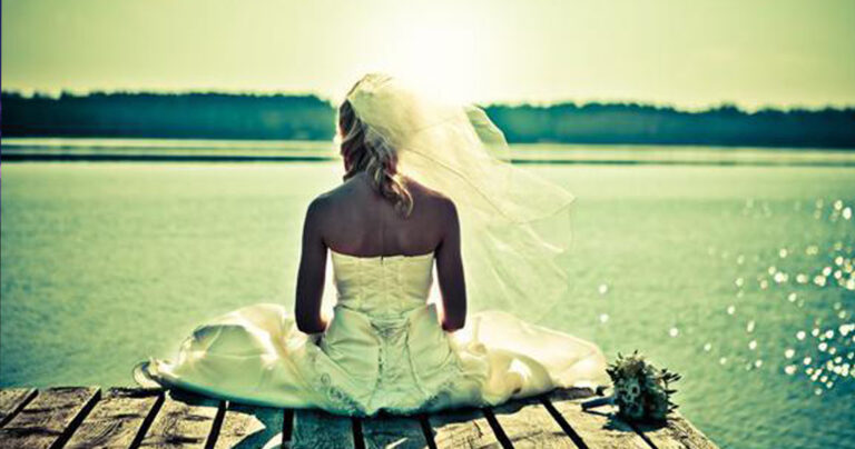 «Μαμά δεν θα γίνω παρανυφάκι;» με ρώτησε η κόρη μου όταν ο άντρας μου με παράτησε μια ώρα πριν το γάμο