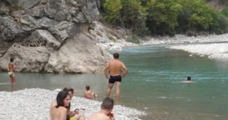Τρίκαλα: «Παραλία» στο βουνό – Το μικρό γραφικό χωριό Γαρδίκι μεταμορφώθηκε σε εξωτικό νησί