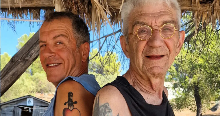 Σταύρος Θεοδωράκης και Γιάννης Μπουτάρης μας δείχνουν τα τατουάζ τους