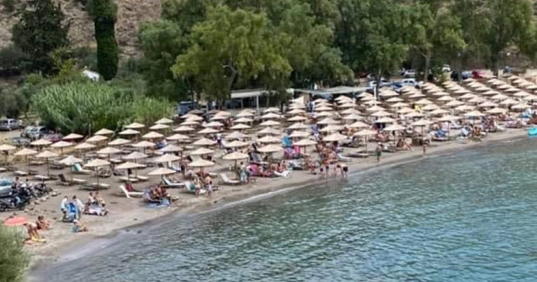 Ελληνική επιχειρηματικότητα: Έβαλε 140 σετ ομπρελών σε παραλία ενώ έχει άδεια για 24