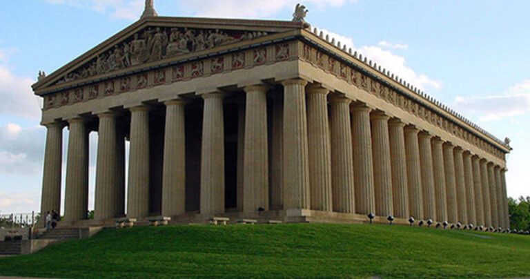 Δείτε τον Παρθενώνα με σκεπή και όλα τα γλυπτά, όπως ήταν στην αρχαιότητα. Το πιστό αντίγραφο του ναού σε πραγματικές διαστάσεις εντυπωσιάζει