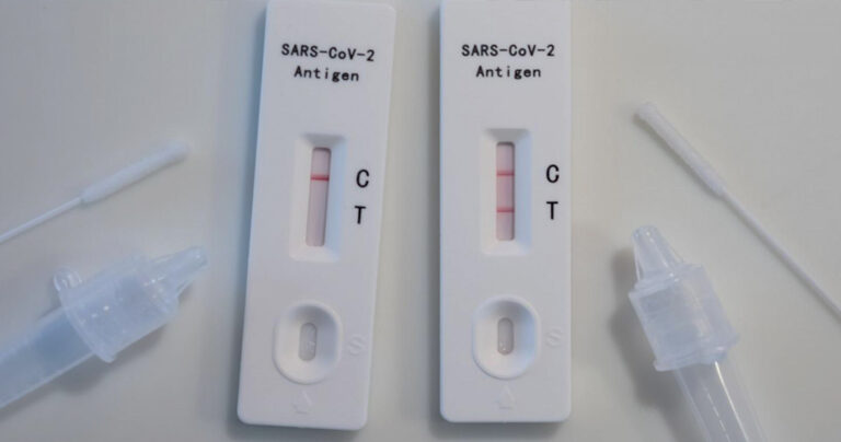 Το καταλαβαίνεις αν σκύψεις: Το πρώτο σύμπτωμα της Όμικρον 4-5 πριν από πυρετό και πονοκέφαλο που δείχνει ότι νοσείς 
