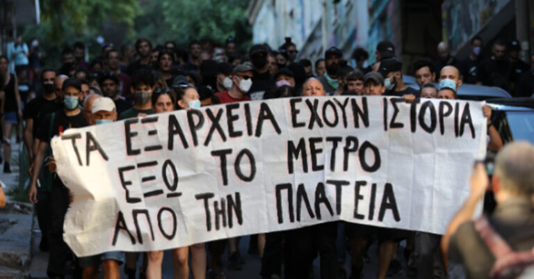 Χαμός στα Εξάρχεια για το μετρό – Πέταξαν αβγά και ντομάτες στα ΜΑΤ