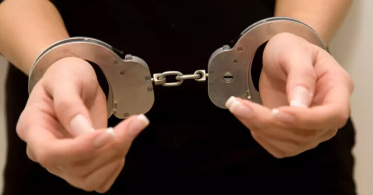 Βόλος: 52χρονη χτύπησε τον 73χρονο σύντροφό της επειδή της ζήτησε να χωρίσουν – Επιτέθηκε και στους αστυνομικούς