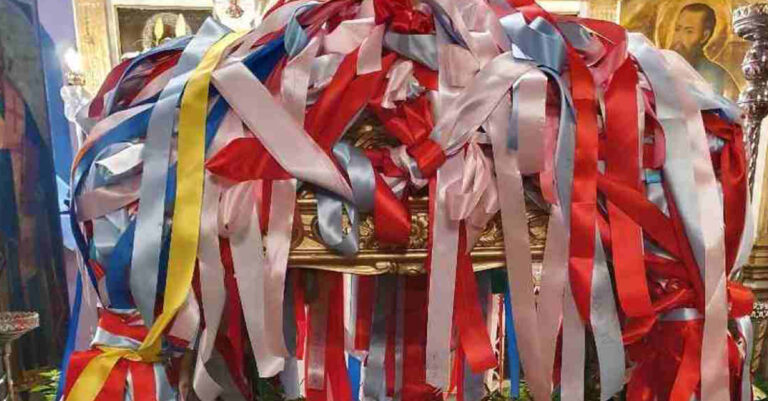 Δεκαπενταύγουστος στην Κέρκυρα: Οι επιτάφιοι της Παναγιάς που στολίζονται με εκατοντάδες πολύχρωμες κορδέλες
