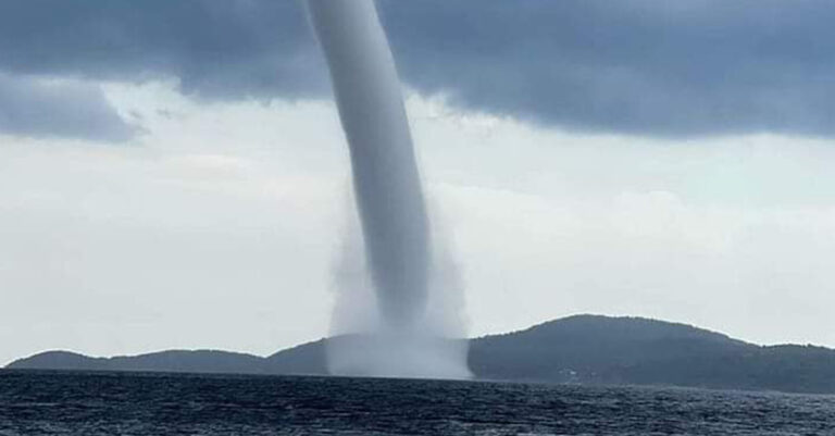 Χαλκιδική: Συγκλονιστικός υδροστρόβιλος στο Παλιούρι