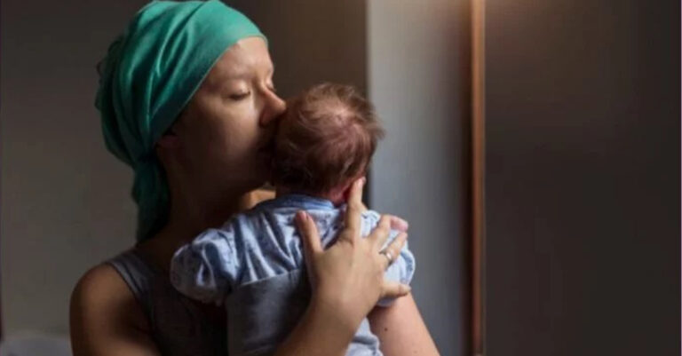 «Ο γιος μας είναι το μικρό μας θαύμα»: Γυναίκα με καρκίνο που είχε χάσει την περίοδό της κατάφερε να γεννήσει φυσιολογικά