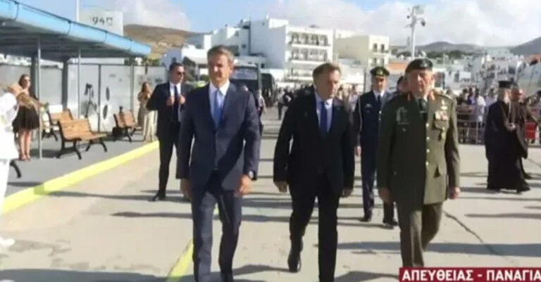 Τηνος: Κατέπληξε τα πλήθη ο πρωθυπουργός με την κορμοστασιά του