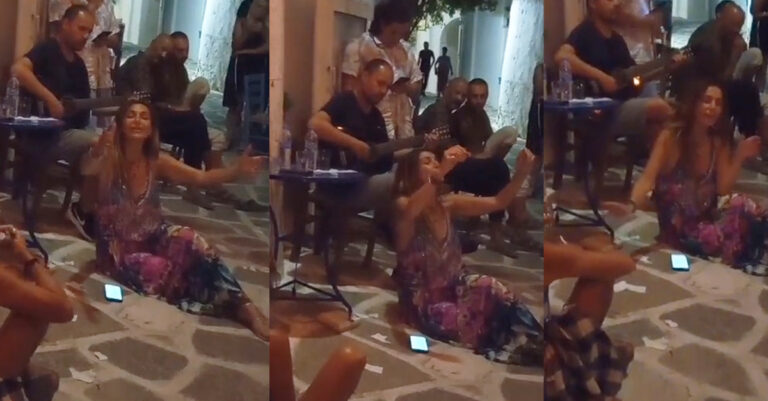 Η Δέσποινα Βανδή τραγουδάει καθισμένη σε σοκάκι της Πάρου και μαγεύει τους περαστικούς