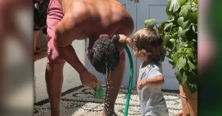Ο γιος του Βασίλη Κικίλιας τον έλουσε με το λάστιχο