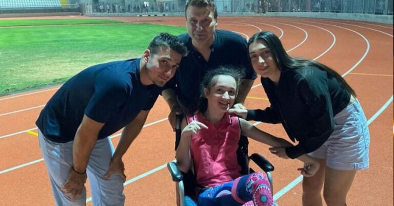 Συγκινεί ο Πλούταρχος – Γονάτισε και τραγούδησε σε 22χρονη με τετραπληγία στη Μυτιλήνη