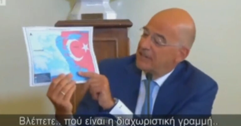 Ο Νίκος Δένδιας έδειξε χάρτη τουρκικής προπαγάνδας σε απόφοιτους και φοιτητές του Χάρβαρντ