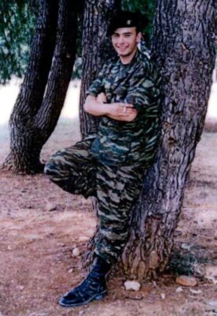 vasilis rachoytis o stratiotis poy pnigike sozontas anthropoys sto samina 275x400 1 730x1061 1