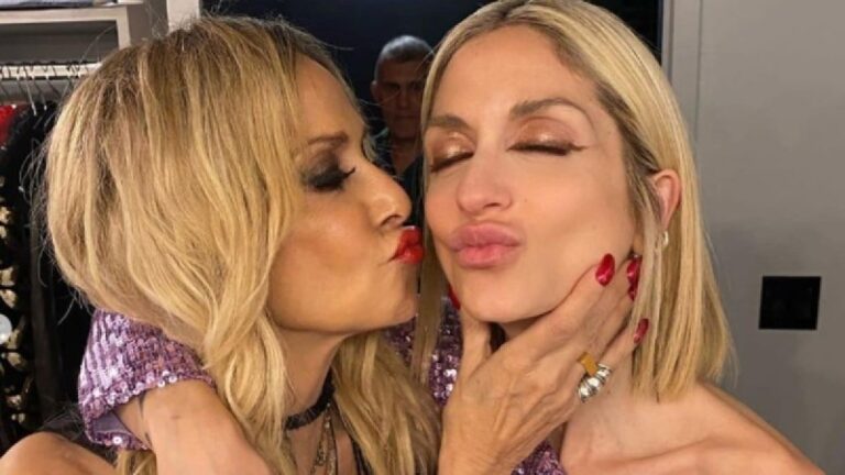 Δεν έχουν τέλος τα νυχτοπερπατήματά τους στη Σαντορίνη – Η «έξαλλη» ζωή της Άννας Βίσση με την κόρη της Σοφία