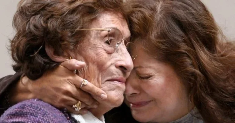 «Βρισκόμουν στο αεροδρόμιο. Τις είδα που είχαν αγκαλιαστεί σφιχτά και η μάνα της ψιθύριζε»