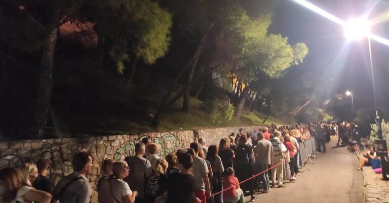 Λυκαβηττός: Όλη Νύχτα σταυρώνει ακούραστα ο παπα Δημήτρης- Πάνω από 30.000 για τη χάρη του Σταυρού
