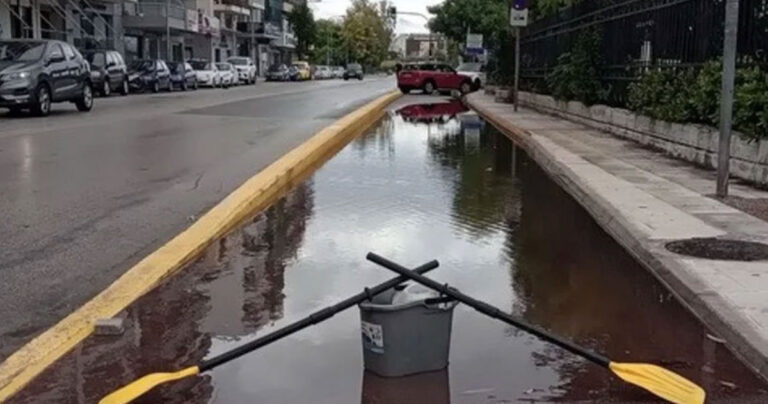 Ελληνική καινοτομία: Με τις πρώτες σταγόνες της βροχής ποδηλατόδρομος έγινε για.. κωπηλασία
