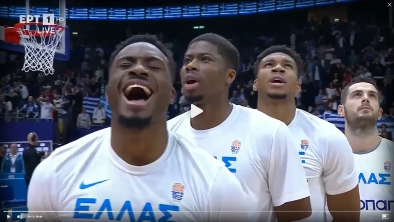 Ανατριχίλα: Ο Κώστας Αντετοκούνμπο σε έκσταση με τον εθνικό ύμνο μέσα στο Βερολίνο