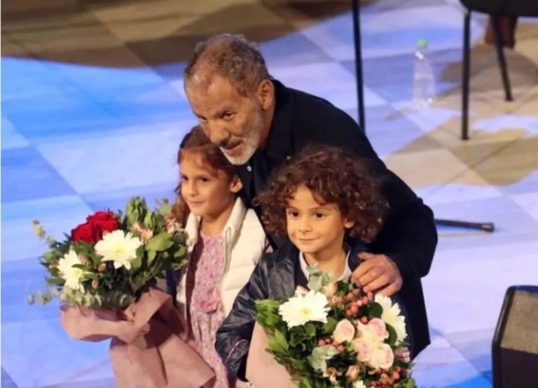 Σταύρος Ξαρχάκος και Ηρώ Σαΐα με τα αξιαγάπητα δίδυμά τους επί σκηνής! Οι τρυφερές αγκαλιές με τον μπαμπά