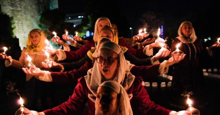 Συγκίνηση στη Θεσσαλονίκη: Εκατό φαναράκια για τα 100 χρόνια από τη Μικρασιατική Καταστροφή