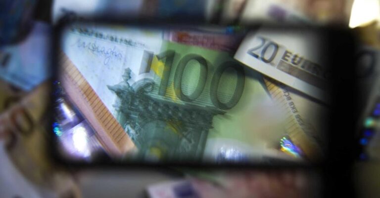 Κατάργηση εισφοράς αλληλεγγύης: Τι κερδίζουν δημόσιοι υπάλληλοι και συνταξιούχοι – Αναλυτικά παραδείγματα