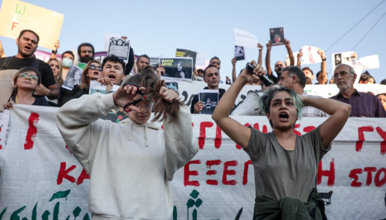 Γυναίκες έκοψαν τα μαλλιά τους στο Σύνταγμα για τα δικαιώματα των γυναικών στο Ιράν