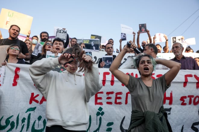 Διαδήλωση για τη Μαχσά Αμινί: Γυναίκες έκοψαν τα μαλλιά τους στο Σύνταγμα
