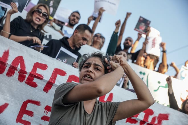 Διαδήλωση για τη Μαχσά Αμινί: Γυναίκες έκοψαν τα μαλλιά τους στο Σύνταγμα