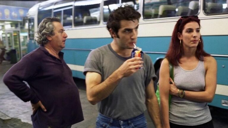 «Αυτή η νύχτα μένει»: Η ιστορία πίσω από την εμβληματική ταινία-ύμνο στα σκυλάδικα