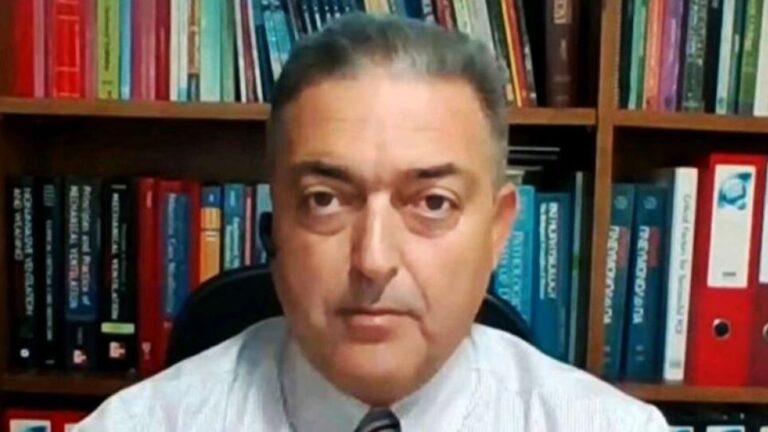 Βασιλακόπουλος: «Οι ανεμβολίαστοι δάσκαλοι να σταματήσουν να διδάσκουν»