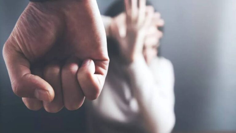 «Με κλώτσησε ενώ θήλαζα» – Συγκλονιστική μαρτυρία από θύμα ενδοοικογενειακής βίας στην Θεσσαλονίκη