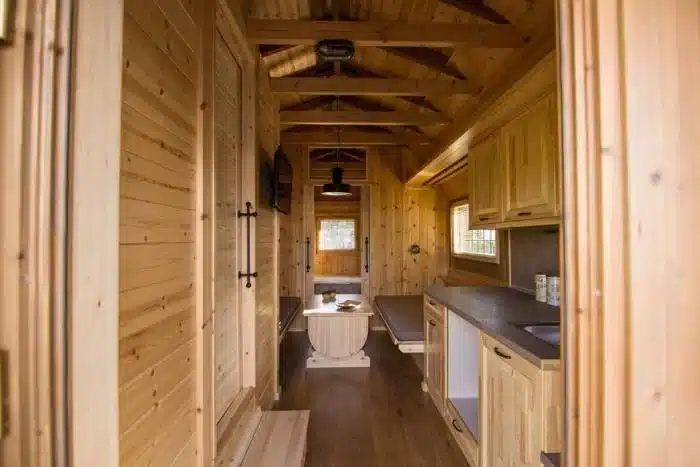 deite to esoteriko apo to proto spiti se schima varelioy poy kataskeyastike stin kalampaka ki entyposiazei 10