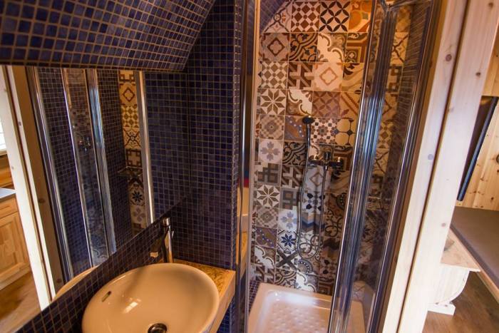 deite to esoteriko apo to proto spiti se schima varelioy poy kataskeyastike stin kalampaka ki entyposiazei 7