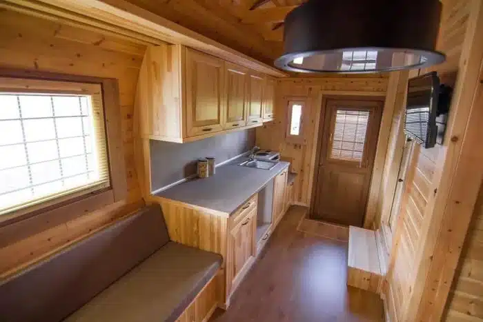 deite to esoteriko apo to proto spiti se schima varelioy poy kataskeyastike stin kalampaka ki entyposiazei 8