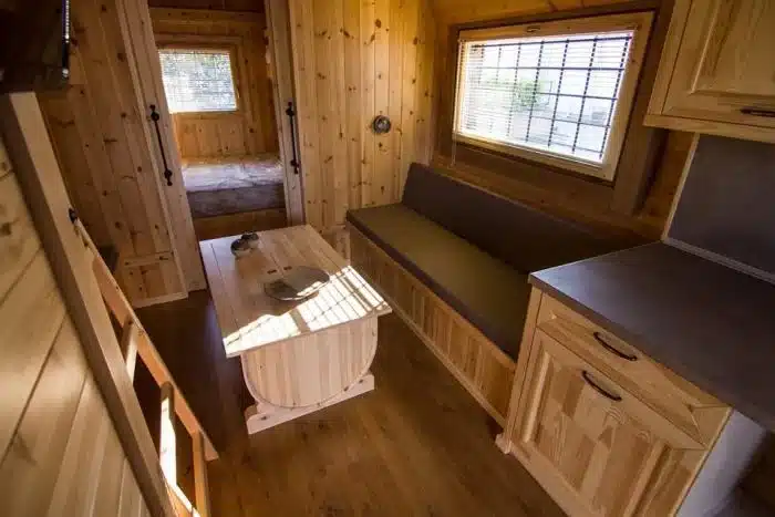 deite to esoteriko apo to proto spiti se schima varelioy poy kataskeyastike stin kalampaka ki entyposiazei 9