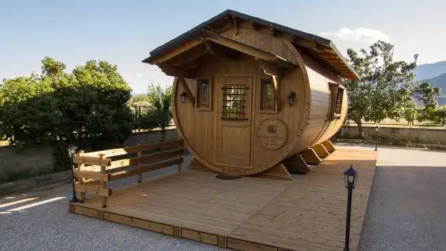 Το σπίτι βαρέλι που έρχεται στο χώρο σου, κοιμίζει 6 άτομα και το εσωτερικό του έχει όλες τις ανέσεις 1 deite to esoteriko apo to proto spiti se schima varelioy poy kataskeyastike stin kalampaka ki entyposiazei