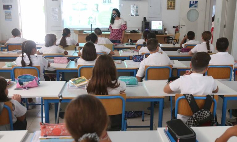 Oι γονείς αντιδρούν για το Ολοήμερο – «Πώς θα γυρίζει ένα παιδί στο σπίτι μετά από 9,5 ώρες στο ίδιο θρανίο;»