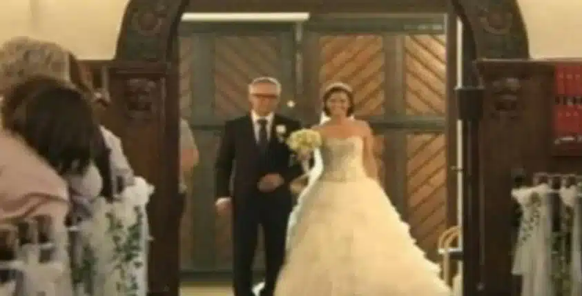 gyrisan na doyn ti nyfi poy empaine stin ekklisia alla i epomeni kinisi tis afinei toys pantes afonoys