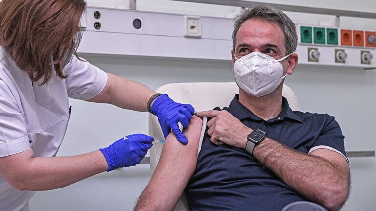 Κορονοϊός: Σε μία εβδομάδα ξεκινούν οι εμβολιασμοί με τα επικαιροποιημένα εμβόλια