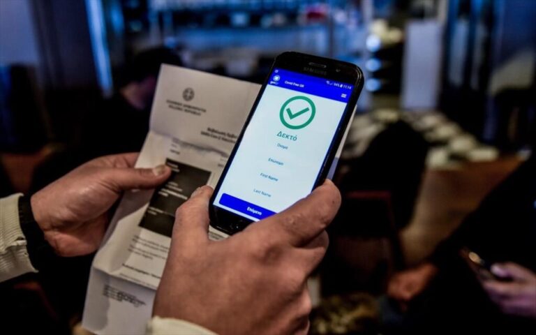 Πιστοποιητικό εμβολιασμού: Υποχρεωτική η επίδειξη για εργαζόμενους σε δημόσιο & ιδιωτικό τομέα -Αλλιώς rapid test