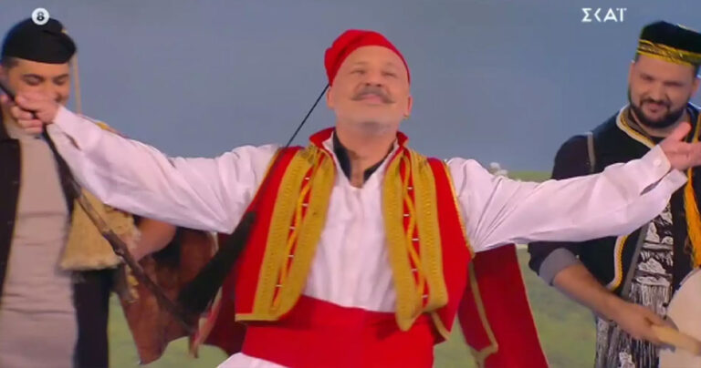 Άντρας με τα όλα του: Ο Νίκος Μουτσινάς ντυμένος τσολιάς έκανε πρεμιέρα του