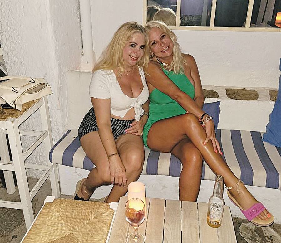 Η Στέλλα Μπεζαντάκου συνάντησε τον Πρόδρομο Καθηνιώτη στη Σκόπελο σελ 32 φ3 Στέλλα Μπεζ με την αδελφή της Γιούλη