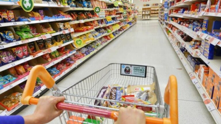 Food Pass: Ανακούφιση για 1 εκατ. καταναλωτές – Οι κοινωνικές ομάδες που θα λάβουν το επίδομα των 300 ευρώ