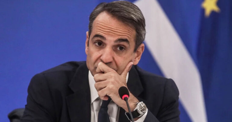 Σάλος με την προσβλητική φωτογραφία του Μητσοτάκη και της Βασίλισσας Ελισάβετ