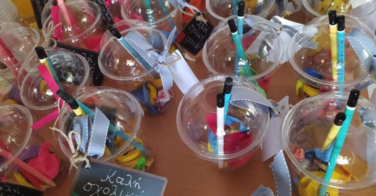 Γιατί αυτό το Δημοτικό χάρισε στα πρωτάκια ένα αυτοκόλλητο, μια γόμα, ένα νόμισμα και μια καραμέλα;