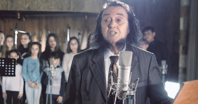 Σταμάτης Κόκοτας – Γιε μου, γιε μου: Η συγκινητική ιστορία πίσω από ένα τραγούδι σταθμό