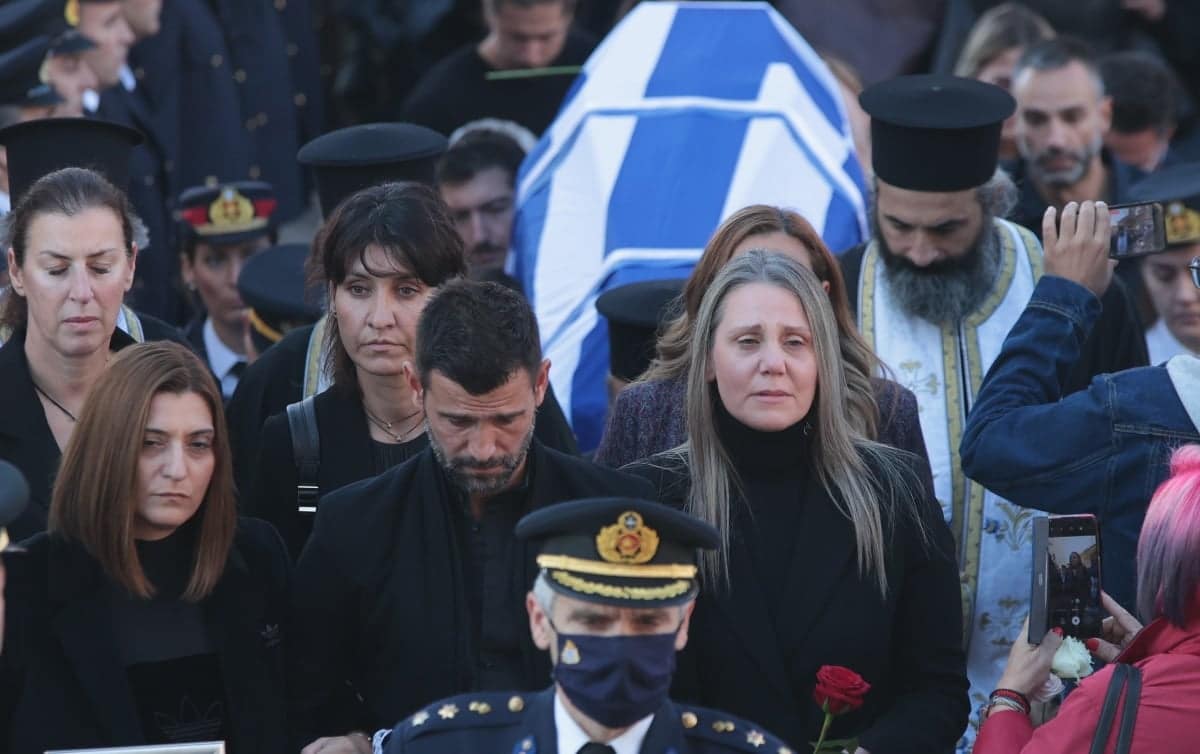 Κηδεία Νικολαΐδη: Συγκλόνισε ο Μουρούτσος κρατώντας τα Ολυμπιακά μετάλλια του φίλου του 4 221015181119 mouroutsos kideia nikolaidi2 1510