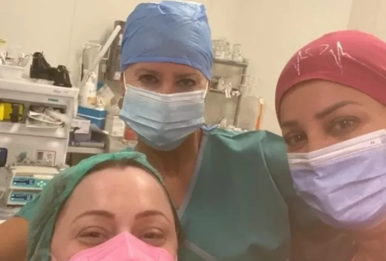 Η selfie της Νατάσας Παζαΐτη αμέσως μετά το χειρουργείο: «Όλοι είναι χαρούμενοι»