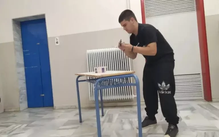 Λάρισα: Μαθητής του 1ου ΕΠΑΛ Τυρνάβου επισκευάζει τα θρανία του σχολείου και γίνεται viral