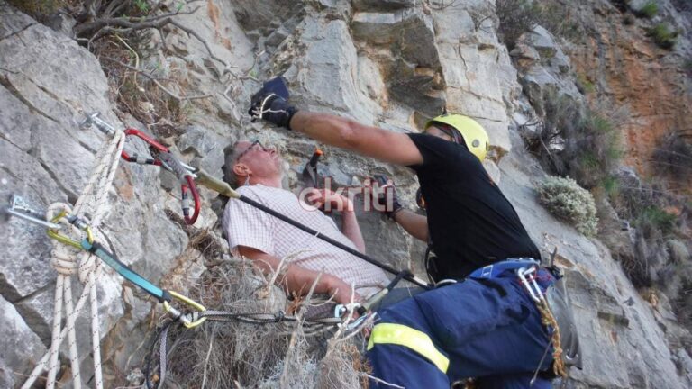 Κρήτη: Καρέ – καρέ η διάσωση του άνδρα που έμεινε όλη νύχτα σε βράχια